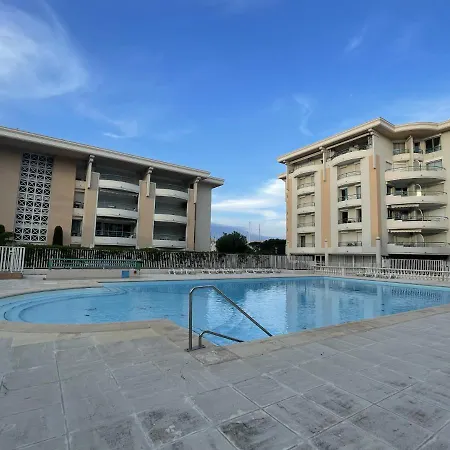 Hb Aan Zee * Фрежюс