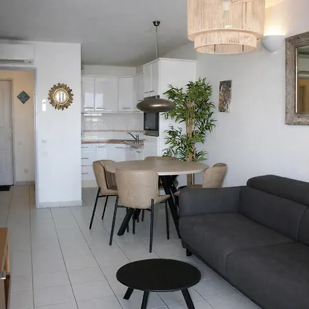 Hb Aan Zee Apartment